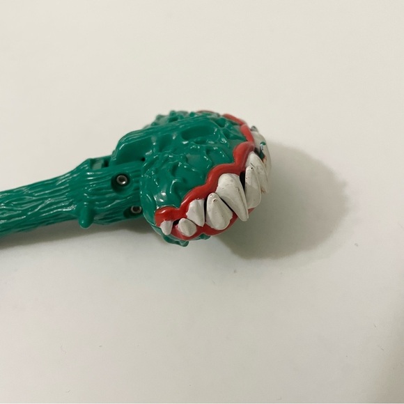 Vtg Batman Animated Series Poison Ivy Snapping Venus Flytrap Weapon Accessory - Picture 8 of 9